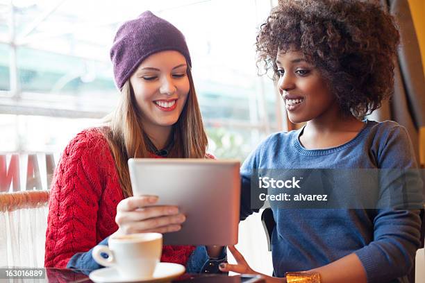 Foto de Duas Meninas Fotografando Com Um Tablet Digital e mais fotos de stock de Mesa digital - Mesa digital, Café - Casa de comes e bebes, Mobilidade