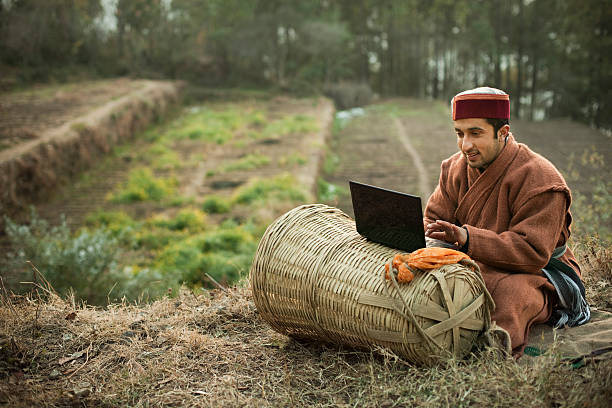 menschen himachal pradesh: junglandwirte laptop benutzen - farmer rural scene laptop computer stock-fotos und bilder