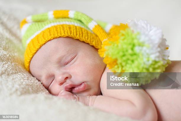 Newborn - zdjęcia stockowe i więcej obrazów Drzemać - Drzemać, Fajny, Fotografika