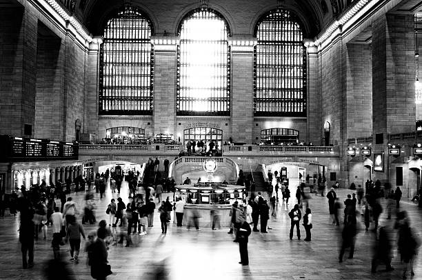 железнодорожный вокзал, nyc.black и белом. - subway station urban scene city new york city стоковые фото и изображения