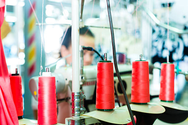 carretes de algodón en una fábrica textil - textile industry textile wool textile factory fotografías e imágenes de stock