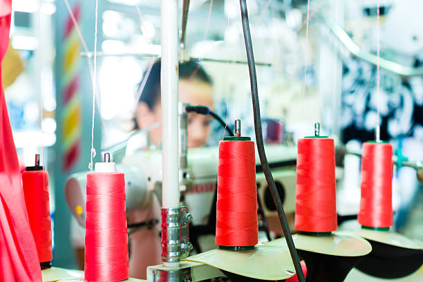 algodão molinetes em uma fábrica têxtil - textile industry textile textile factory machine - fotografias e filmes do acervo
