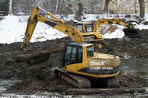 Excavator Suportes Durante Earthmoving Funciona O Lago De Dragagem - Fotografias de stock e mais imagens de Amarelo
