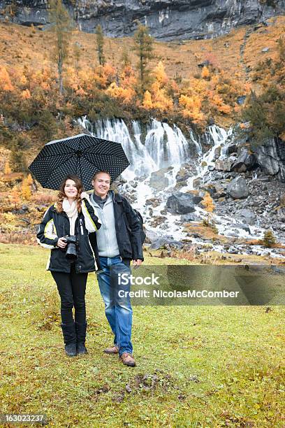 Coraggiosi Coppia Turistica Visita Svizzera Per Un Giorno Di Pioggia - Fotografie stock e altre immagini di Relazione di coppia