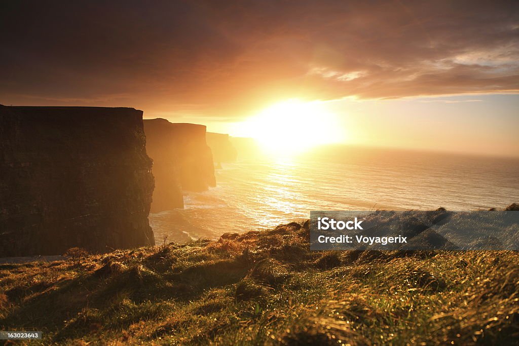 Klify Moher na zachodzie słońca w Co.  Clare, Irlandia - Zbiór zdjęć royalty-free (Bez ludzi)