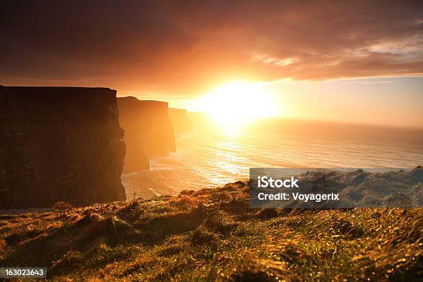 Penhascos De Moher Ao Pôr Do Sol Em Co Clare Irlanda - Fotografias de stock e mais imagens de Alto - Descrição Física