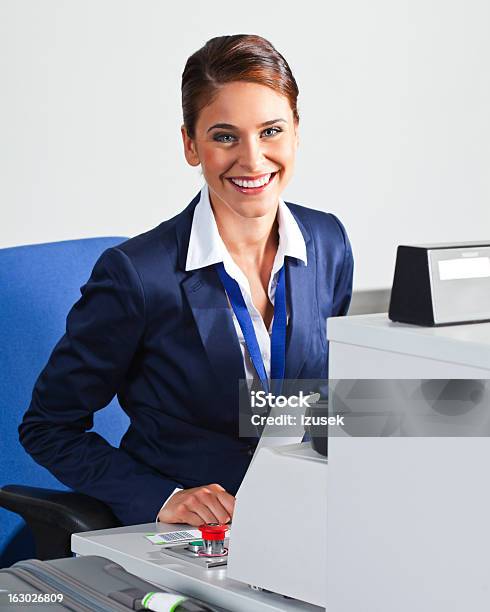 Hermoso Personal De Asistencia Al Pasajero Foto de stock y más banco de imágenes de Personal de asistencia al pasajero - Personal de asistencia al pasajero, Felicidad, 25-29 años