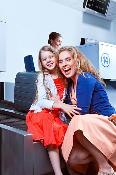 matka i córka na lotnisku - family mouth open vertical mother zdjęcia i obrazy z banku zdjęć