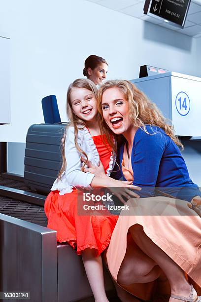 Мать И Дочь В Аэропорт — стоковые фотографии и другие картинки Аэропорт - Аэропорт, Мать, Обнимать