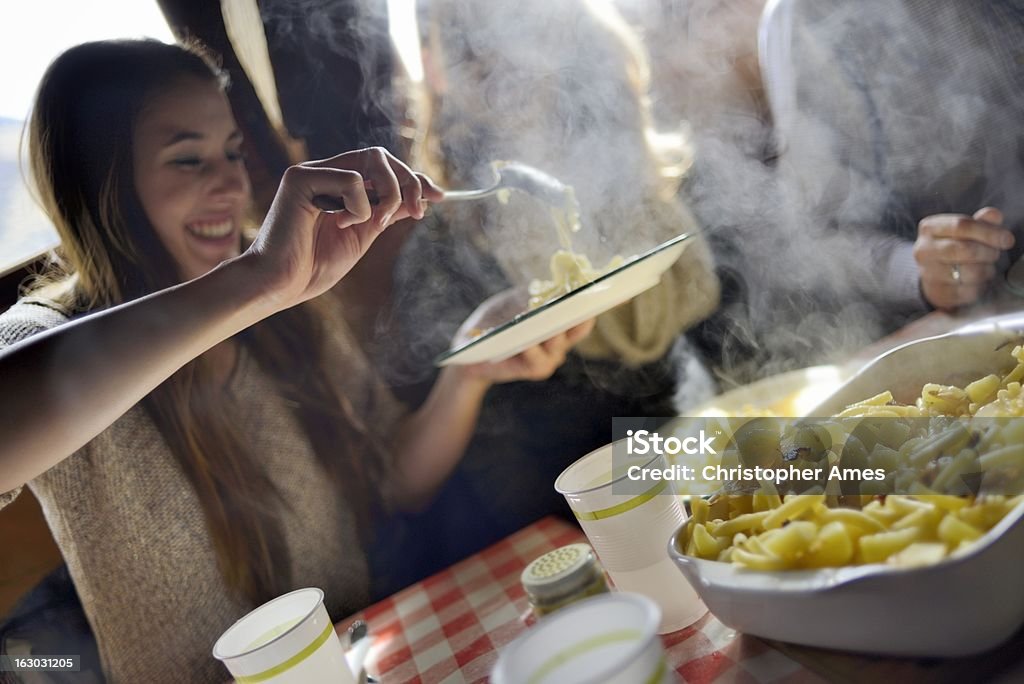 Suiza, Alplermagronen tradicional comida con amigos - Foto de stock de Comer libre de derechos