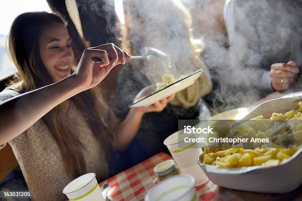 Suiza Alplermagronen Tradicional Comida Con Amigos Foto de stock y más banco de imágenes de Comer
