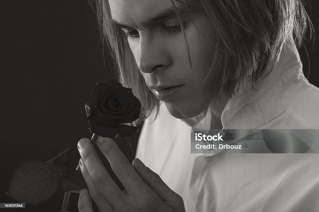 Человек с роза - Стоковые фото 20-29 лет роялти-фри