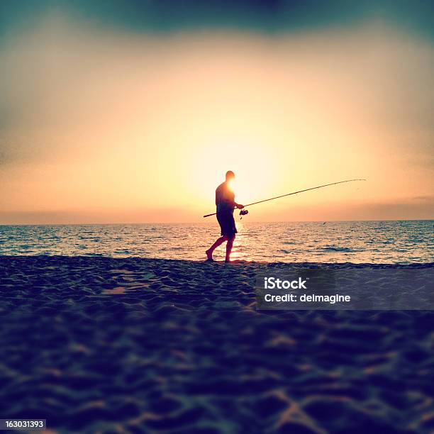 Angeln Bei Sonnenuntergang Stockfoto und mehr Bilder von Strand - Strand, Fischer - Tätigkeit, Fischer - männlich