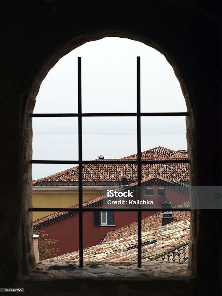 Vista attraverso il Castello Scaligero - Foto stock royalty-free di Ambientazione esterna