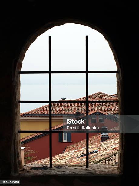 Vista Attraverso Il Castello Scaligero - Fotografie stock e altre immagini di Ambientazione esterna - Ambientazione esterna, Ambientazione interna, Antico - Condizione