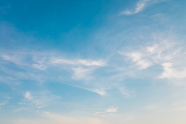 голубой фон неба с белым облаком в солнечный день. - sky only фотографии стоковые фото и изображения