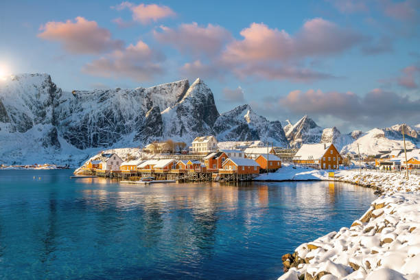 bella lingua naturale delle lofoten in norvegia - mountain snow sunset house foto e immagini stock