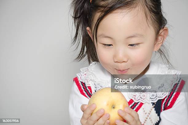 Niña Comer Manzana Foto de stock y más banco de imágenes de 2-3 años - 2-3 años, Alegre, Alegría