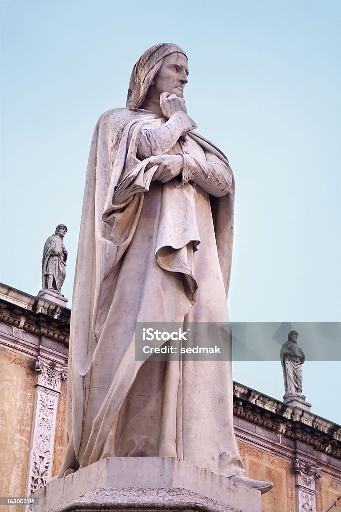Верона-Данте Статуя Allighieri от Piazza dei Signori - Стоковые фото Архитектура роялти-фри
