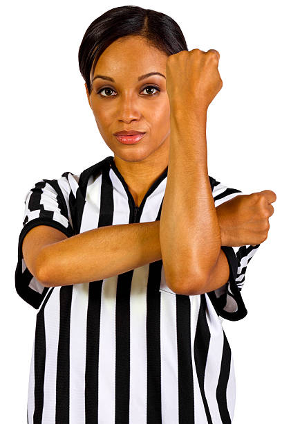 african american femme arbitre montrant des signes - american football referee american culture striped photos et images de collection