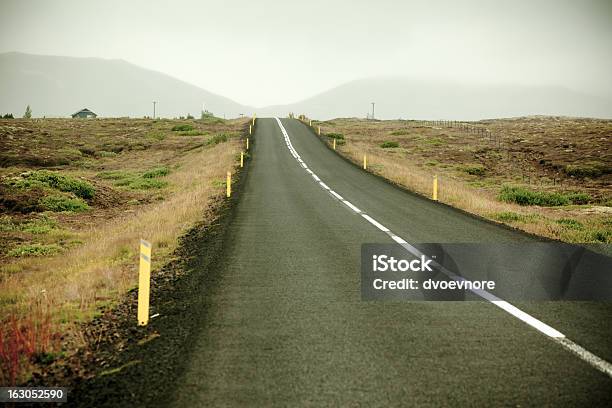 Autostrada Attraverso Il Paesaggio Islandese - Fotografie stock e altre immagini di Ambientazione esterna - Ambientazione esterna, Asfalto, Autostrada