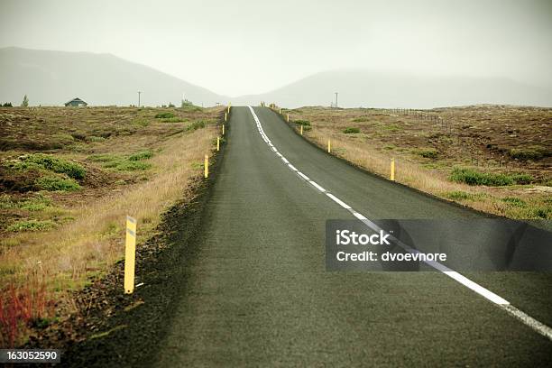 Rodovia Através De Uma Paisagem Islândia - Fotografias de stock e mais imagens de Alfalto - Alfalto, Ambiente dramático, Ao Ar Livre