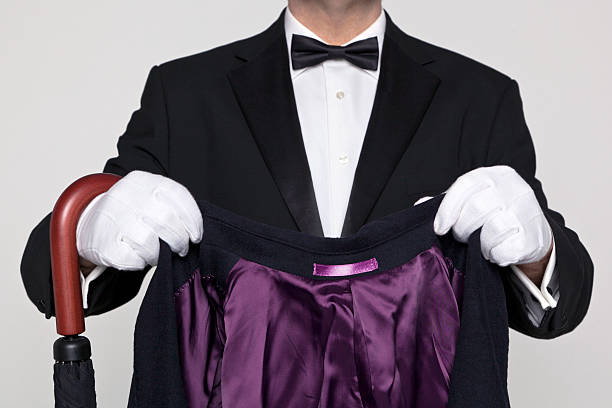 バトラーが、コートとパラソルを押します。 - butler domestic staff waiter tuxedo ストックフォトと画像