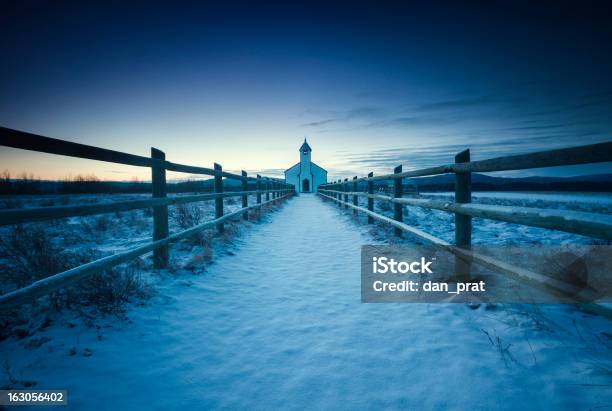 Зимние Церковь — стоковые фотографии и другие картинки Исчезающая точка - Исчезающая точка, Церковь, Альберта