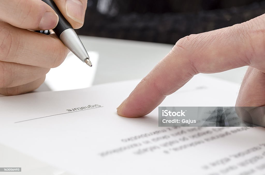 Frau Unterzeichnung einer Papier - Lizenzfrei Unterschreiben Stock-Foto