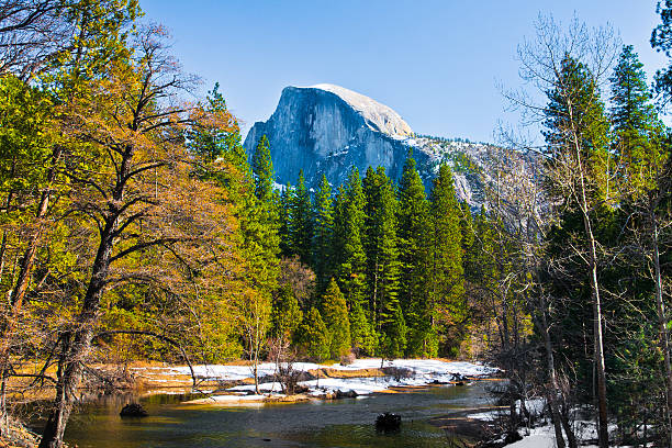 ハーフドーム冬にはランドマークのあるヨセミテ国立公園 - yosemite national park winter waterfall california ストックフォトと画像