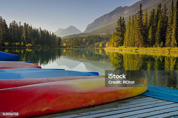 Fiume In Canoa Dock Incontaminata - Fotografie stock e altre immagini di Acqua - Acqua, Albero, Alberta