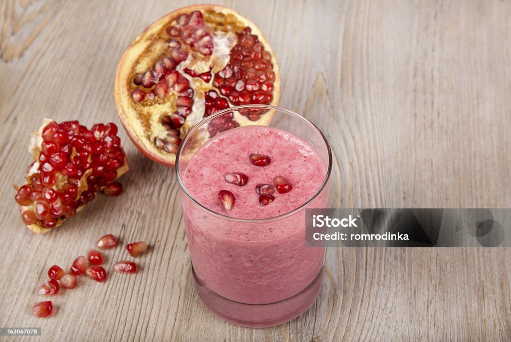 Sano Frullato di fragola e melograno - Foto stock royalty-free di Alimentazione sana