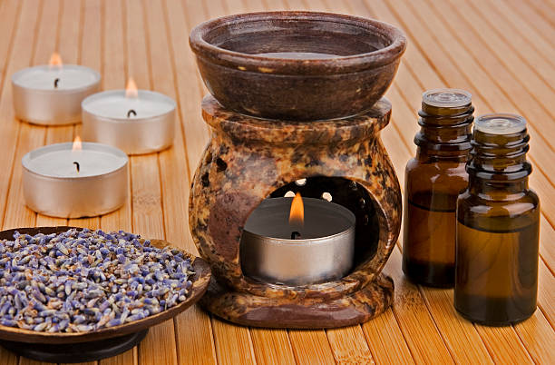 l'aromathérapie - alternative therapy aromatherapy spa treatment candle photos et images de collection