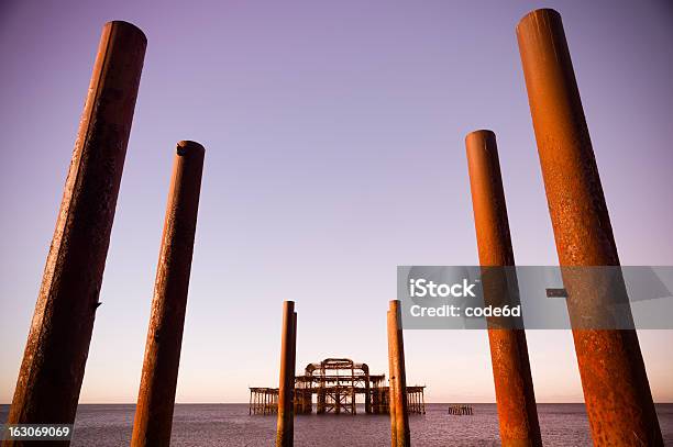 Photo libre de droit de Burnt Brighton West Pier Au Lever Du Jour banque d'images et plus d'images libres de droit de Bras de mer - Mer - Bras de mer - Mer, Brighton - Brighton and Hove, Brighton Beach - Angleterre