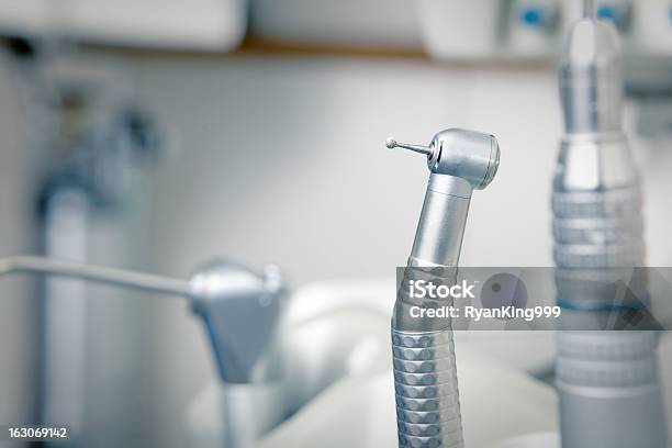 Foto de Metallic Dentista Ferramentas Closeup e mais fotos de stock de Acessório - Acessório, Afiado, Aço