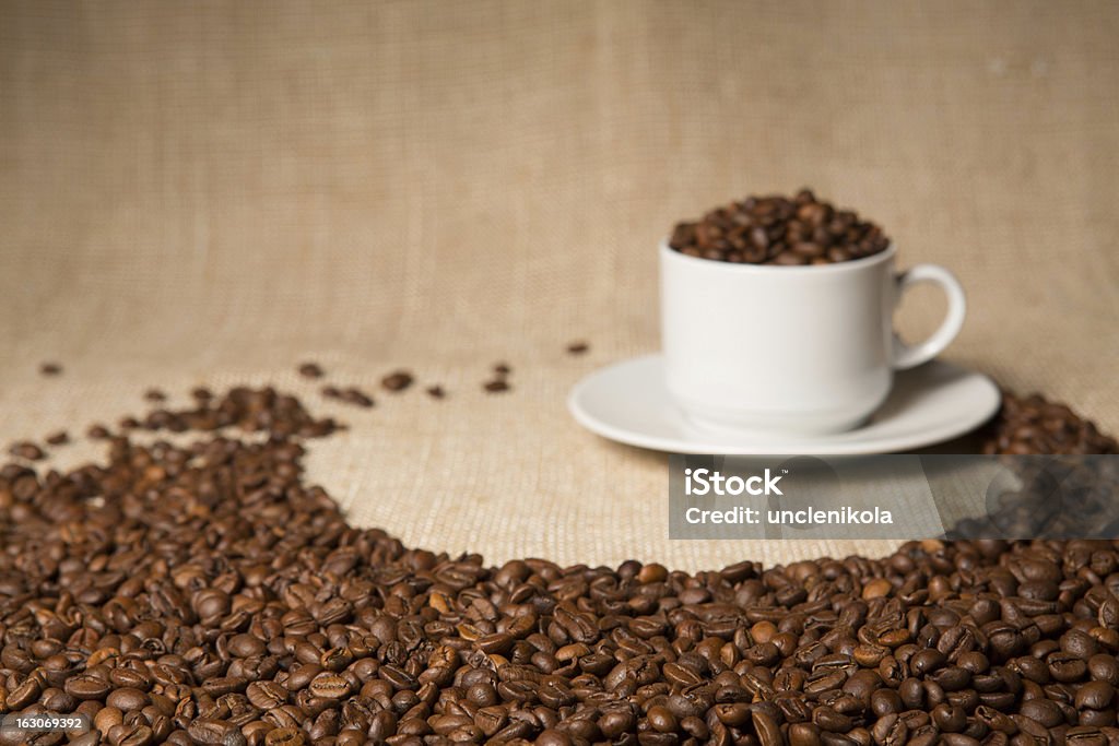 Grãos de café em cup - Foto de stock de Bebida royalty-free