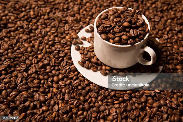 Tasse Kaffee Mit Kaffeebohnen Auf Einem Dunklen Hintergrund Stockfoto und mehr Bilder von Beige
