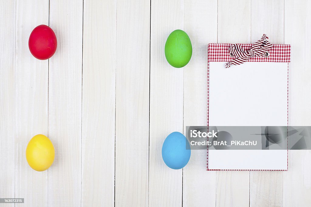 イースター卵とノートに白の木製の背景 - お祝いのロイヤリティフリーストックフォト