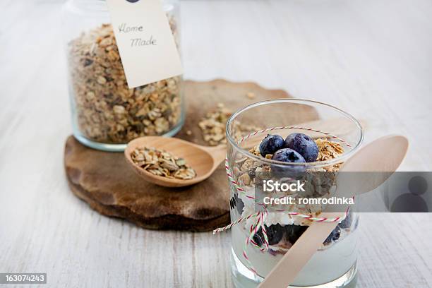 Photo libre de droit de Verre Avec Du Yaourt Naturel Et Pot Plein De Muesli Maison banque d'images et plus d'images libres de droit de Aliment