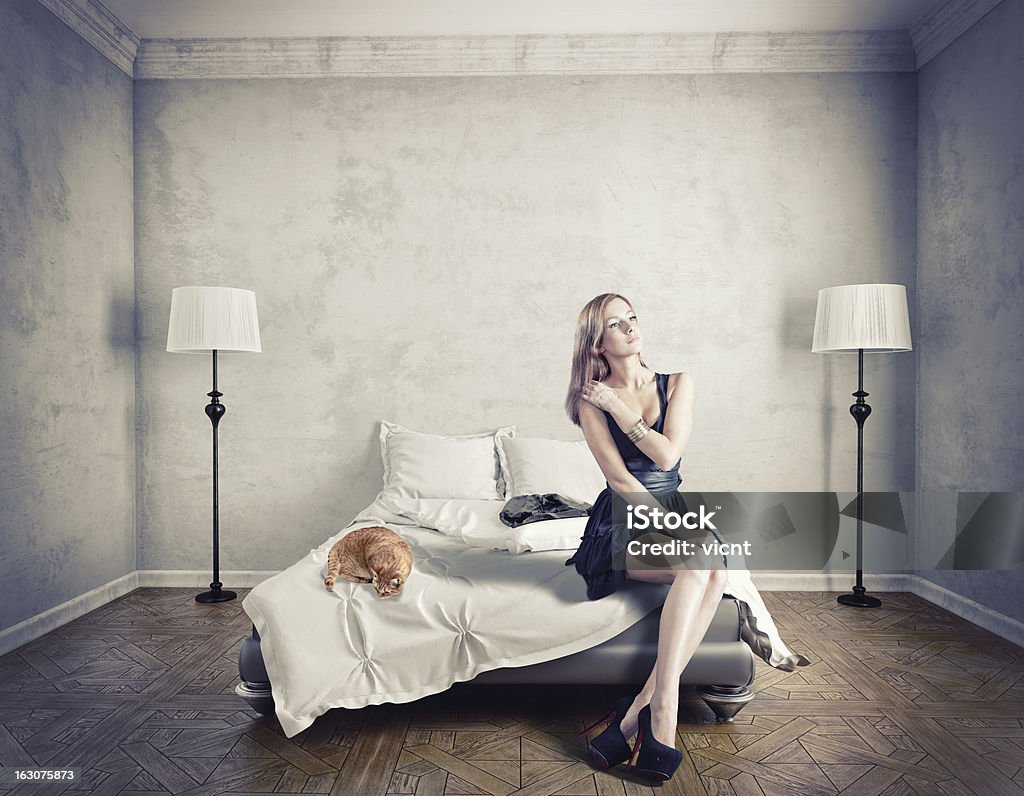 Frau auf einem Bett - Lizenzfrei Attraktive Frau Stock-Foto