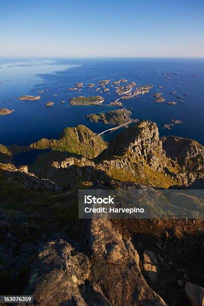 Henningsvaer W Norwegii - zdjęcia stockowe i więcej obrazów Bez ludzi - Bez ludzi, Droga, Europa - Lokalizacja geograficzna