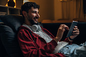 junger-mann-zu-hause.jpg?b=1&s=170x170&k=20&c=UehXlsc2HB8ay98E-IPX2f6sw2qWBtcYEywkio88ZgY=