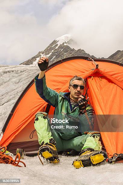 Lalpinista Con Le Montagne Cause Guida - Fotografie stock e altre immagini di Adulto - Adulto, Alpinismo, Ambientazione esterna