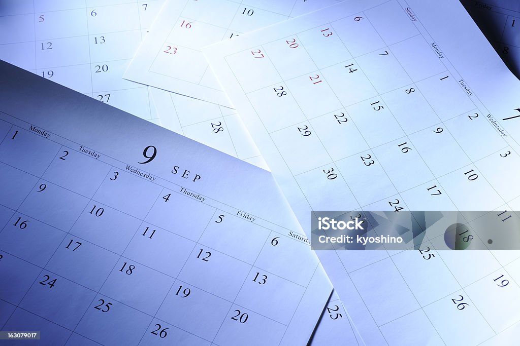 青色着色イメージのカレンダーに明るい太陽 - Clutteredのロイヤリティフリーストックフォト