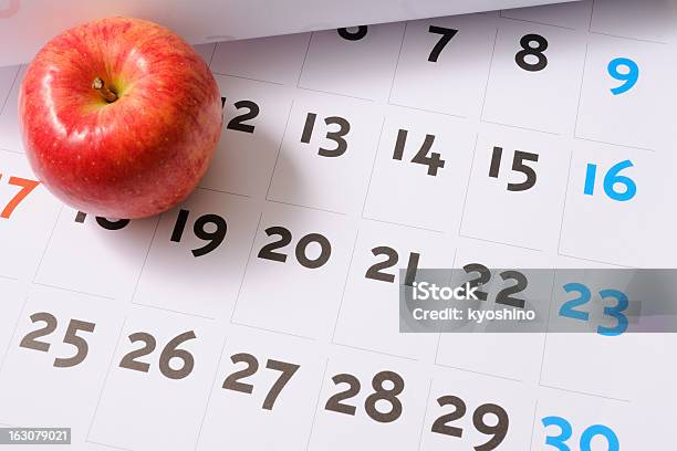 Czerwone Jabłko Na Kalendarz - zdjęcia stockowe i więcej obrazów Kalendarz - Kalendarz, Jedzenie, Jabłko