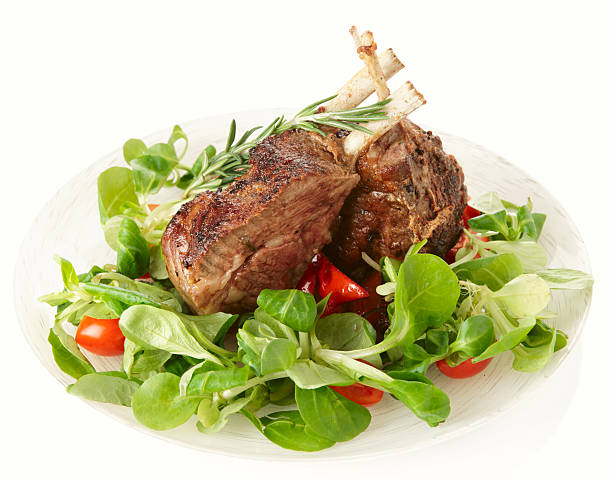 редкие жареной каре ягнёнка изолирован на белом - salad lettuce animal bone brown стоковые фото и изображения