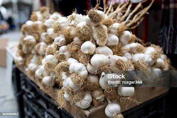 Knoblauch Nelken Auf Der Straße Stockfoto und mehr Bilder von Ausverkauf - Ausverkauf, Bauernmarkt, Fotografie