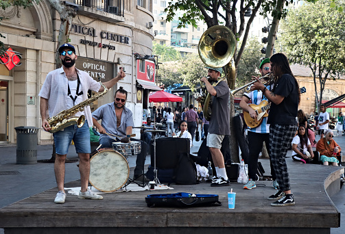 On the public stage in the city of Jerusalem today you could listen to a jazz band. You can also see on the picture that the interest in the musicians was lively.
