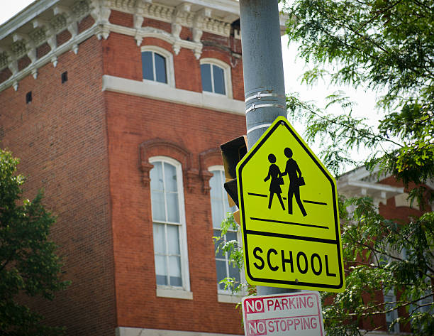 дети, пересекая дорожный знак в филадельфии - crossing education child school crossing sign стоковые фото и изображения