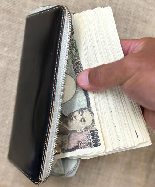 istock contents of wallet 1630839651